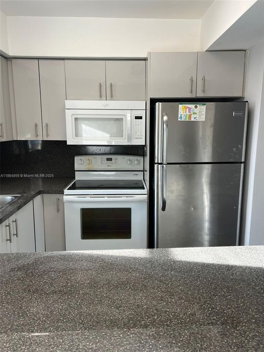 Active With Contract: $1,500 (1 beds, 1 baths, 670 Square Feet)