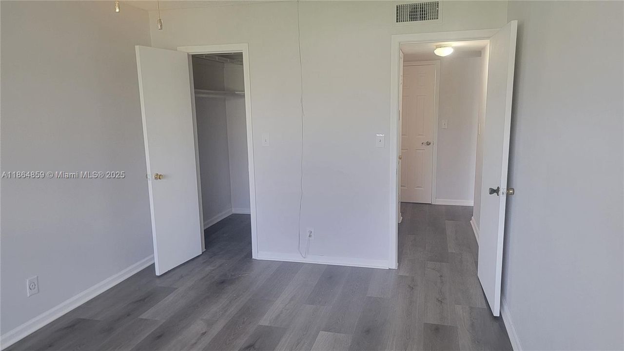Active With Contract: $1,500 (1 beds, 1 baths, 670 Square Feet)