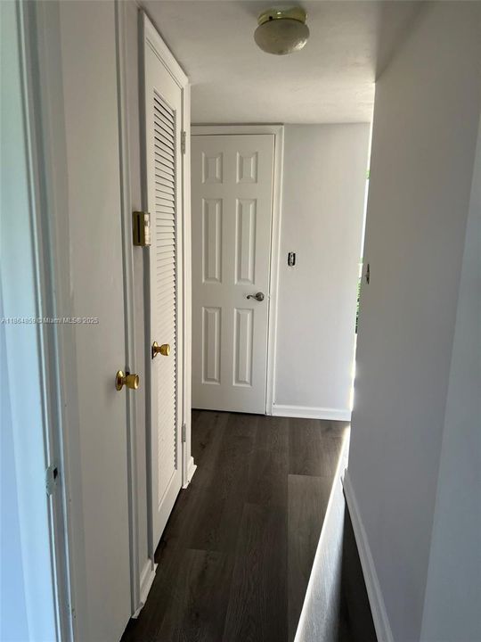 Active With Contract: $1,500 (1 beds, 1 baths, 670 Square Feet)