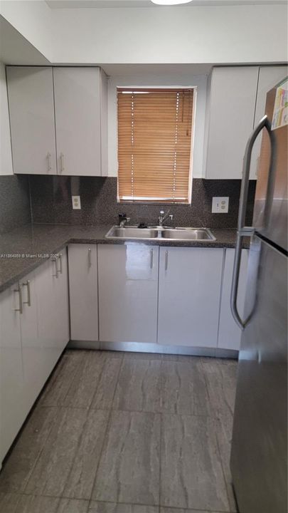 Active With Contract: $1,500 (1 beds, 1 baths, 670 Square Feet)