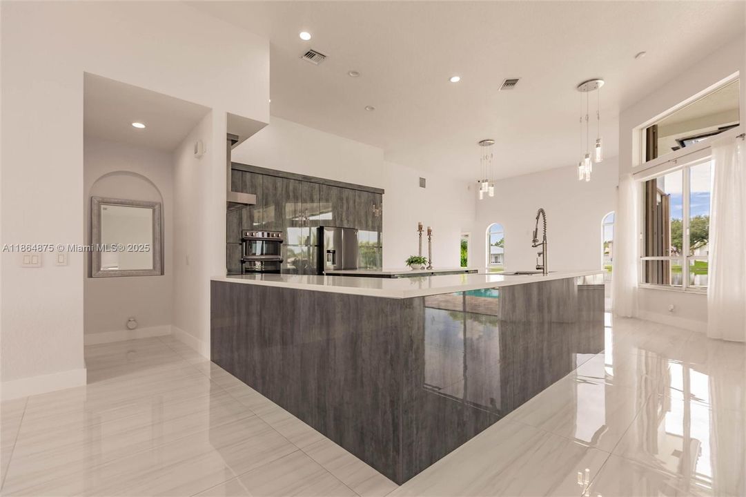 Vendido Recientemente: $1,349,000 (5 camas, 3 baños, 2829 Pies cuadrados)