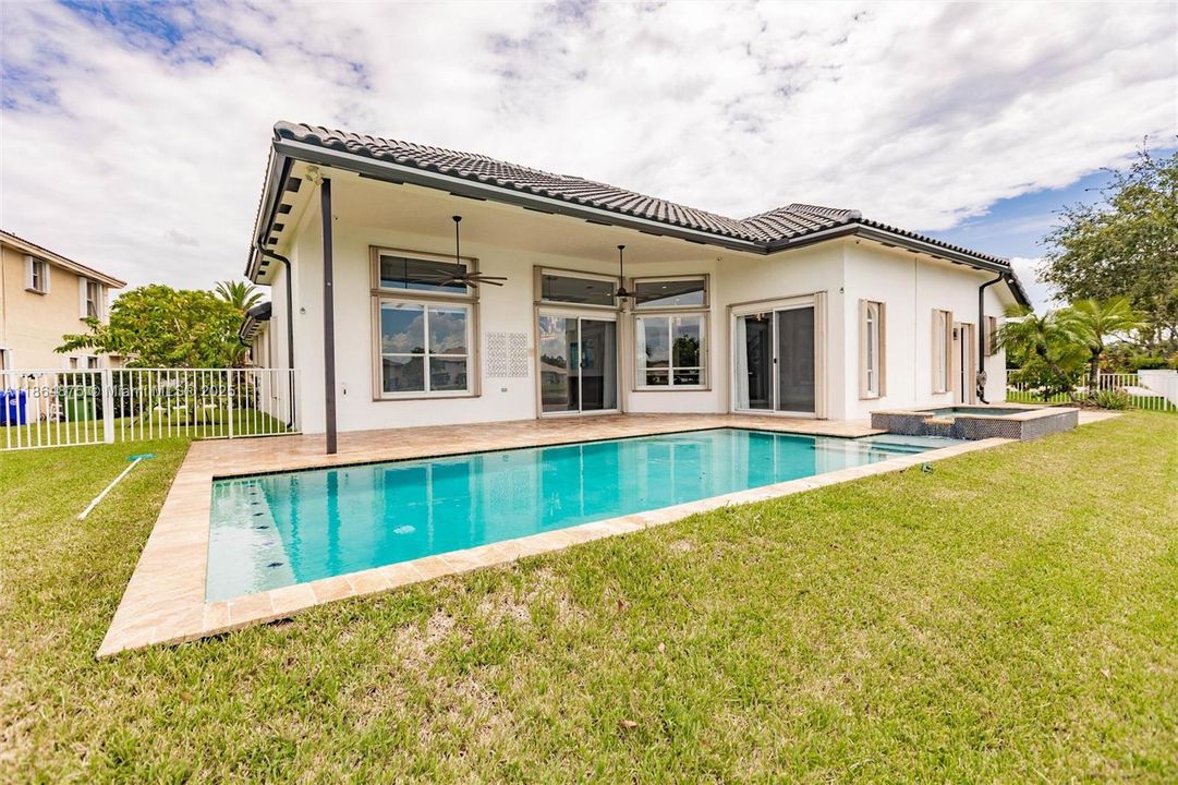 Vendido Recientemente: $1,349,000 (5 camas, 3 baños, 2829 Pies cuadrados)