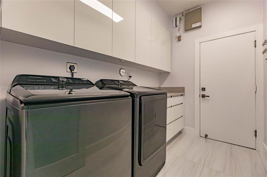 Vendido Recientemente: $1,349,000 (5 camas, 3 baños, 2829 Pies cuadrados)