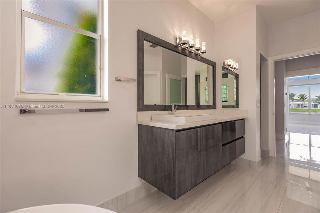 Vendido Recientemente: $1,349,000 (5 camas, 3 baños, 2829 Pies cuadrados)