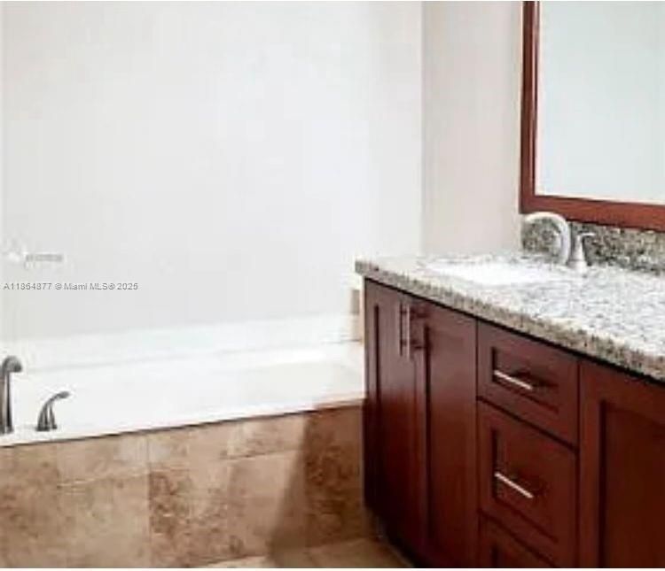 最近租的: $2,900 (3 贝兹, 2 浴室, 1301 平方英尺)