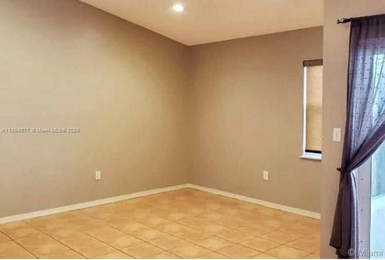 最近租的: $2,900 (3 贝兹, 2 浴室, 1301 平方英尺)