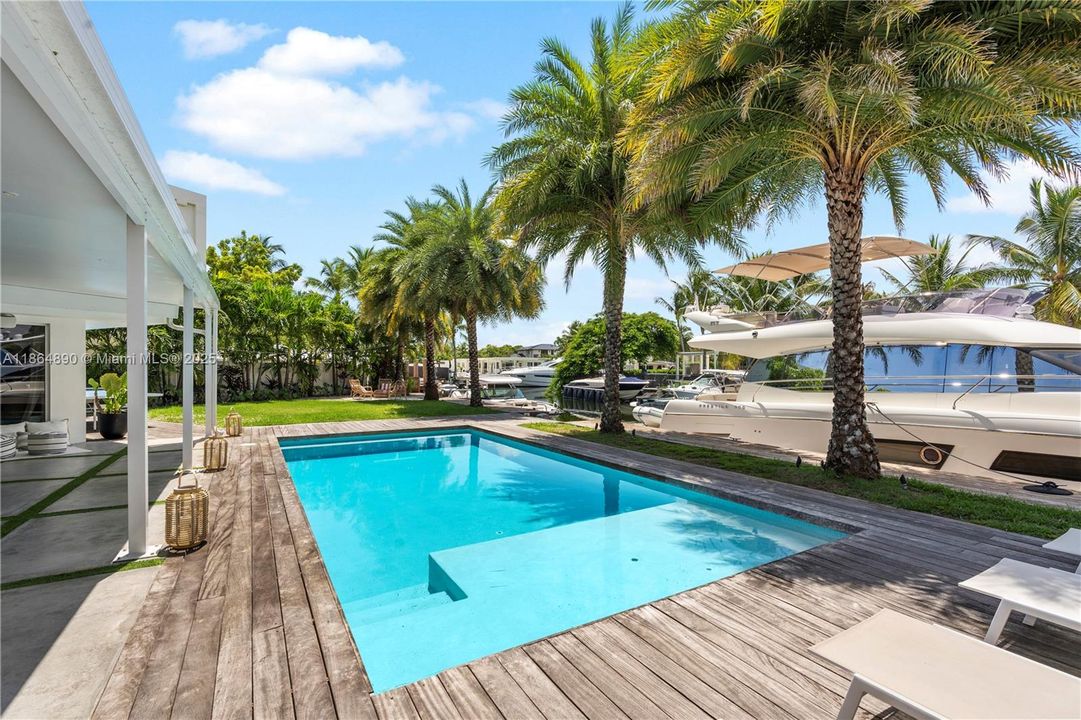 Active With Contract: $3,295,000 (3 beds, 2 baths, 2569 Square Feet)