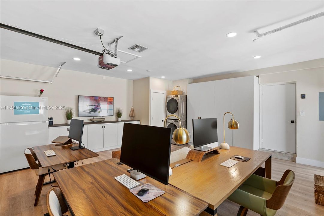 Active With Contract: $3,295,000 (3 beds, 2 baths, 2569 Square Feet)