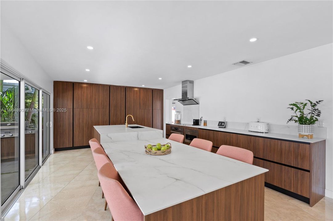 Active With Contract: $3,295,000 (3 beds, 2 baths, 2569 Square Feet)