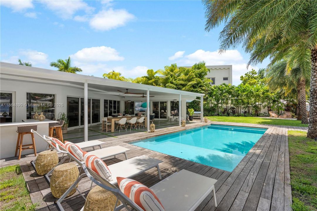 Active With Contract: $3,295,000 (3 beds, 2 baths, 2569 Square Feet)