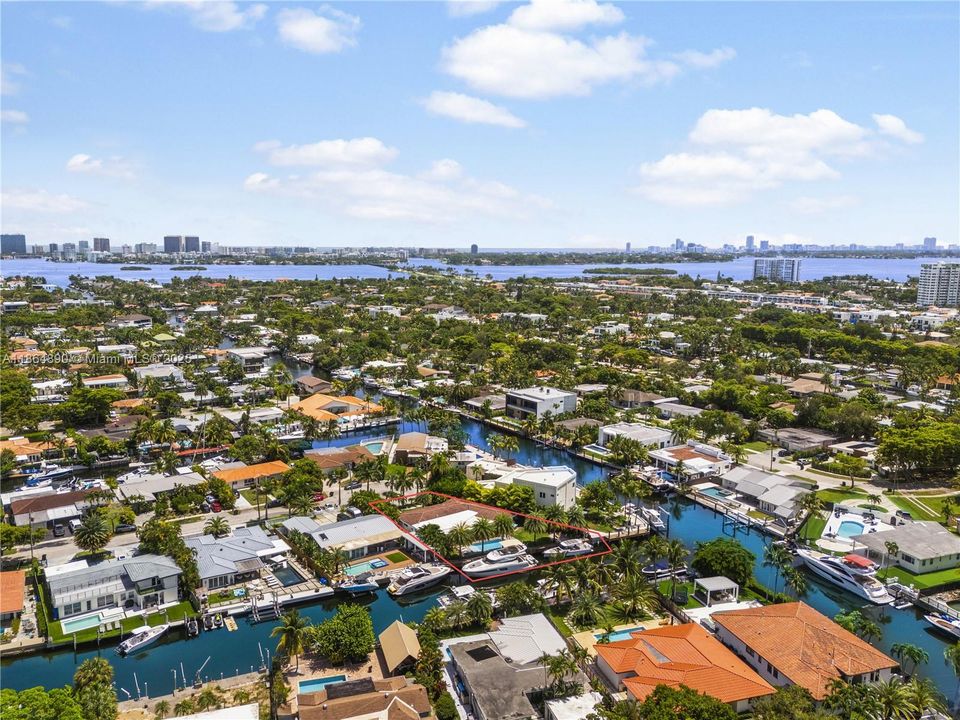 Active With Contract: $3,295,000 (3 beds, 2 baths, 2569 Square Feet)