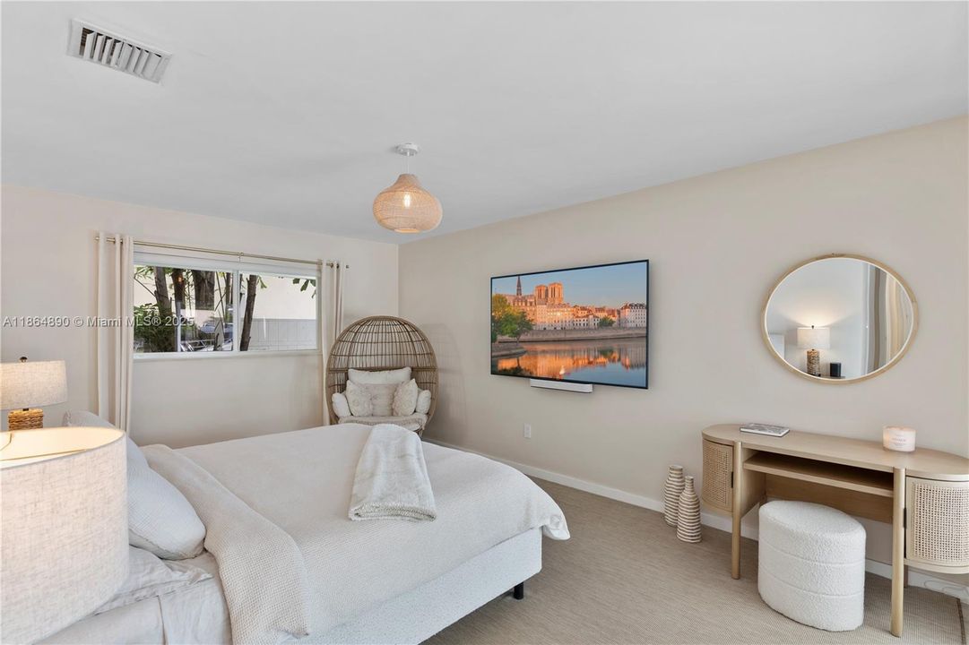 Active With Contract: $3,295,000 (3 beds, 2 baths, 2569 Square Feet)