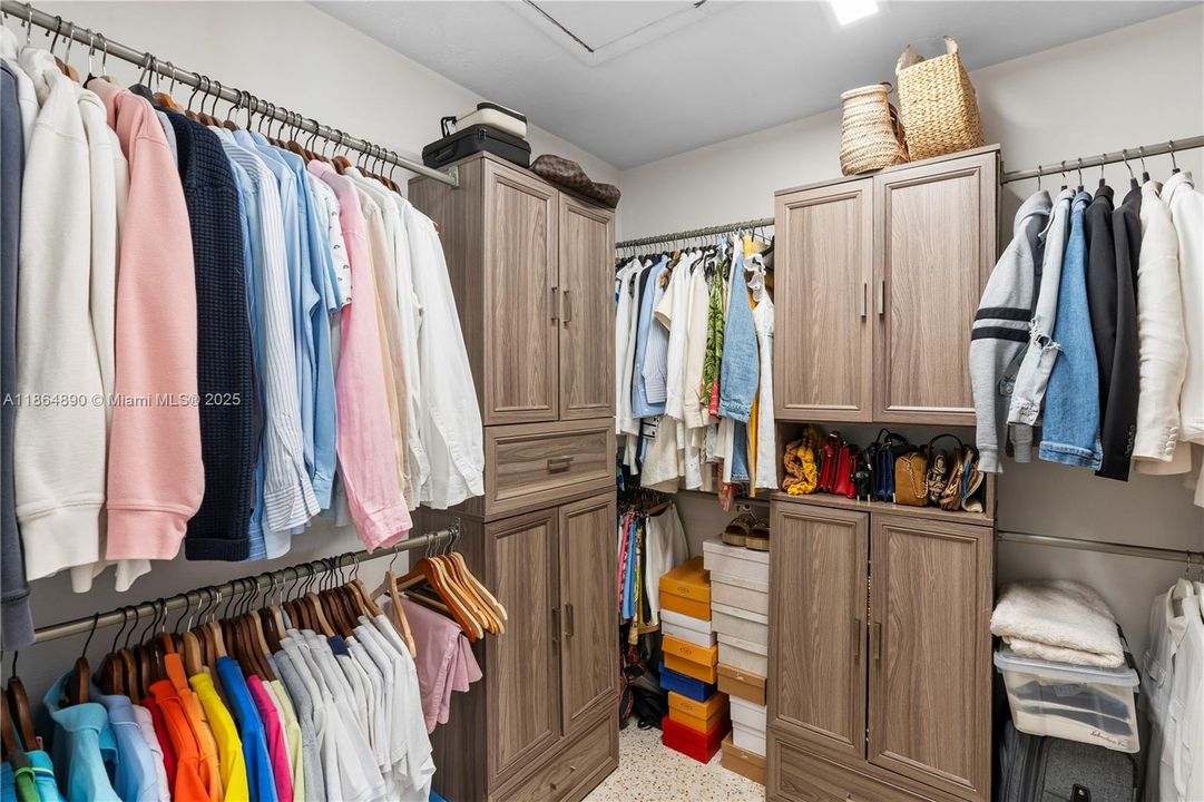 Active With Contract: $3,295,000 (3 beds, 2 baths, 2569 Square Feet)