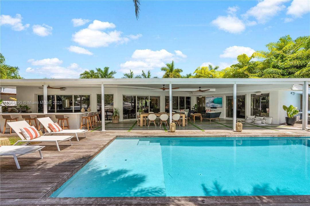 Active With Contract: $3,295,000 (3 beds, 2 baths, 2569 Square Feet)