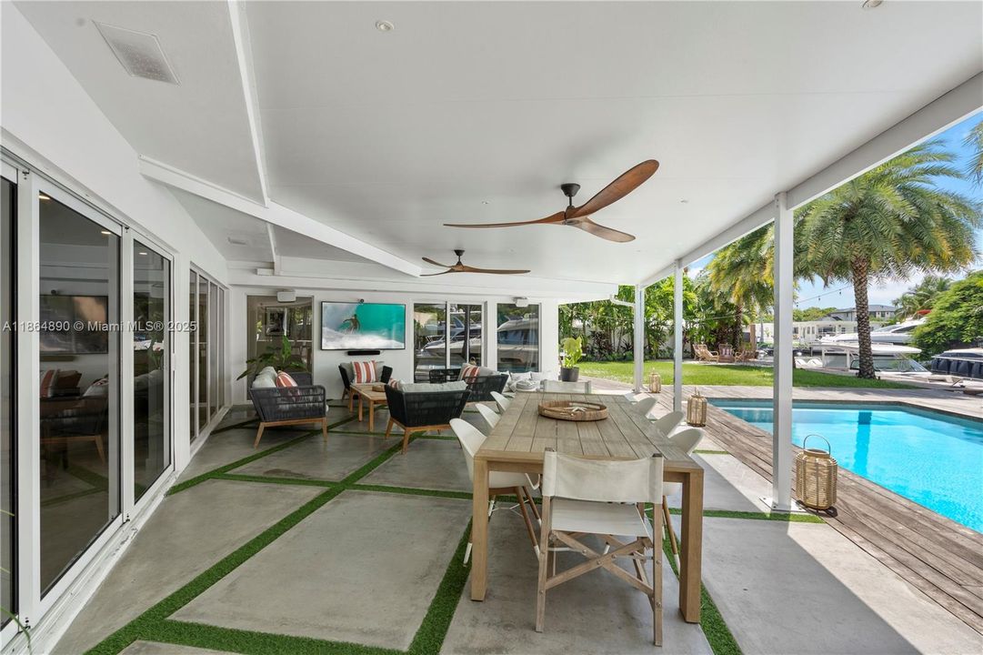 Active With Contract: $3,295,000 (3 beds, 2 baths, 2569 Square Feet)