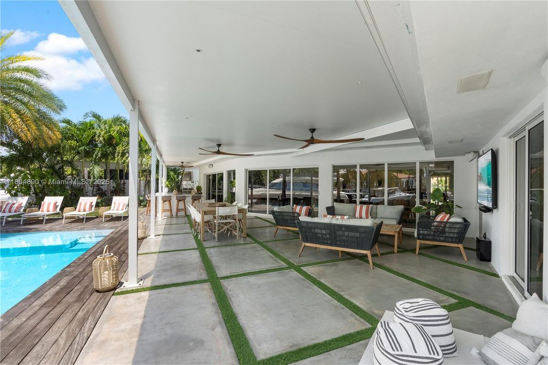 Active With Contract: $3,295,000 (3 beds, 2 baths, 2569 Square Feet)