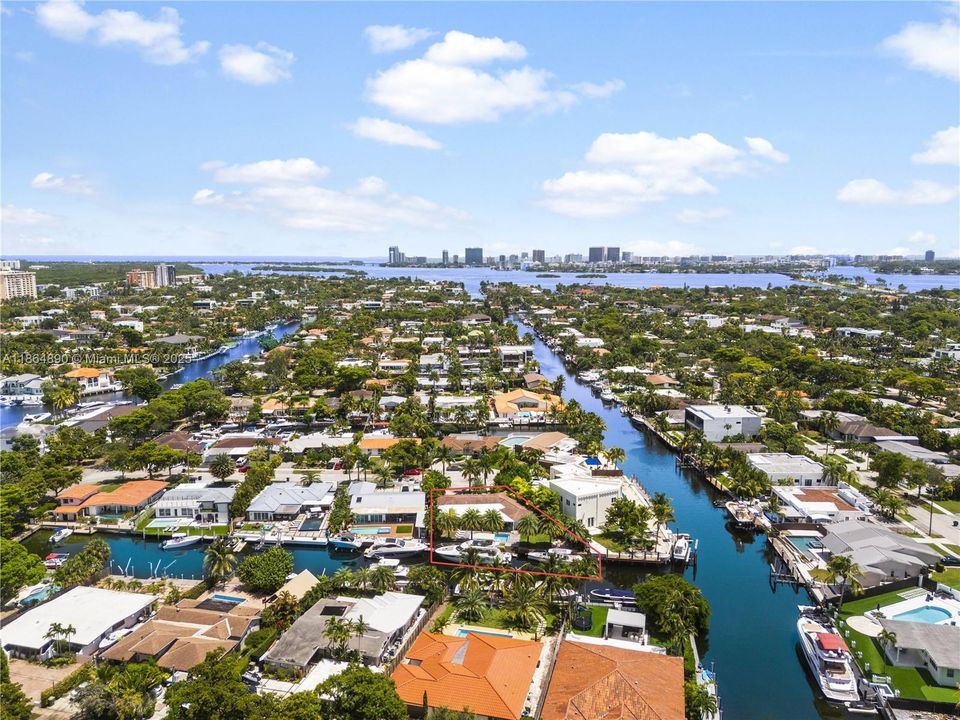 Active With Contract: $3,295,000 (3 beds, 2 baths, 2569 Square Feet)