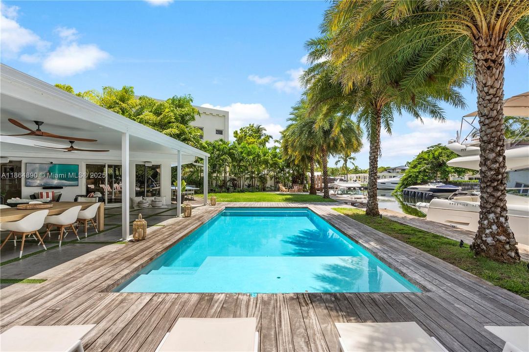 Active With Contract: $3,295,000 (3 beds, 2 baths, 2569 Square Feet)