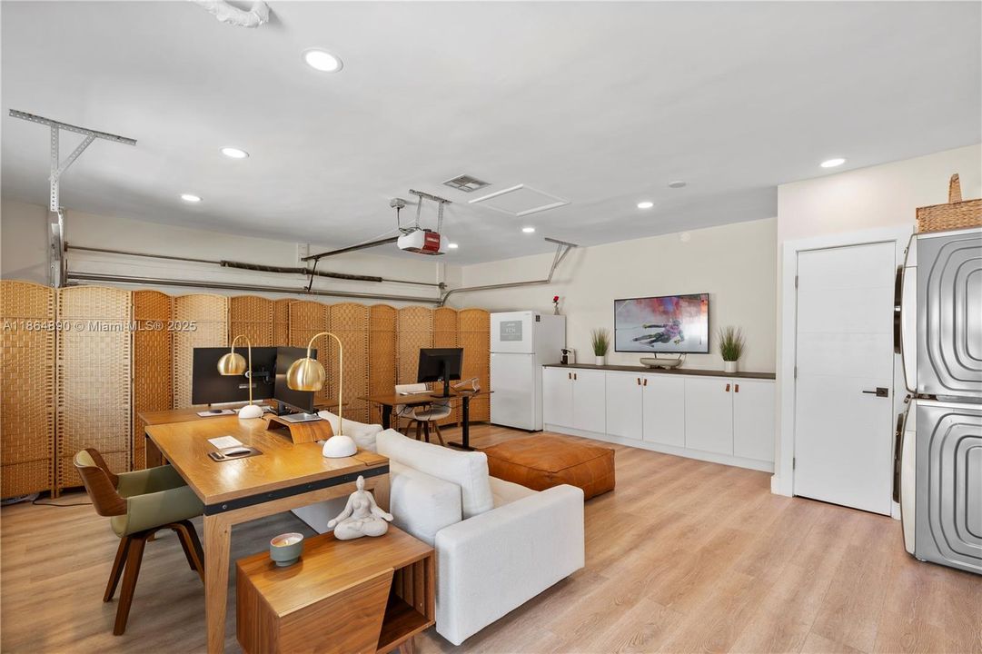 Active With Contract: $3,295,000 (3 beds, 2 baths, 2569 Square Feet)