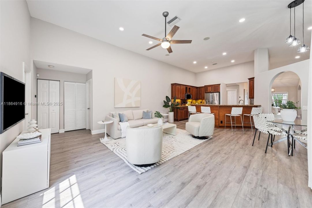 Под контрактом: $1,150,000 (5 спален, 3 ванн, 3027 Квадратных фут)