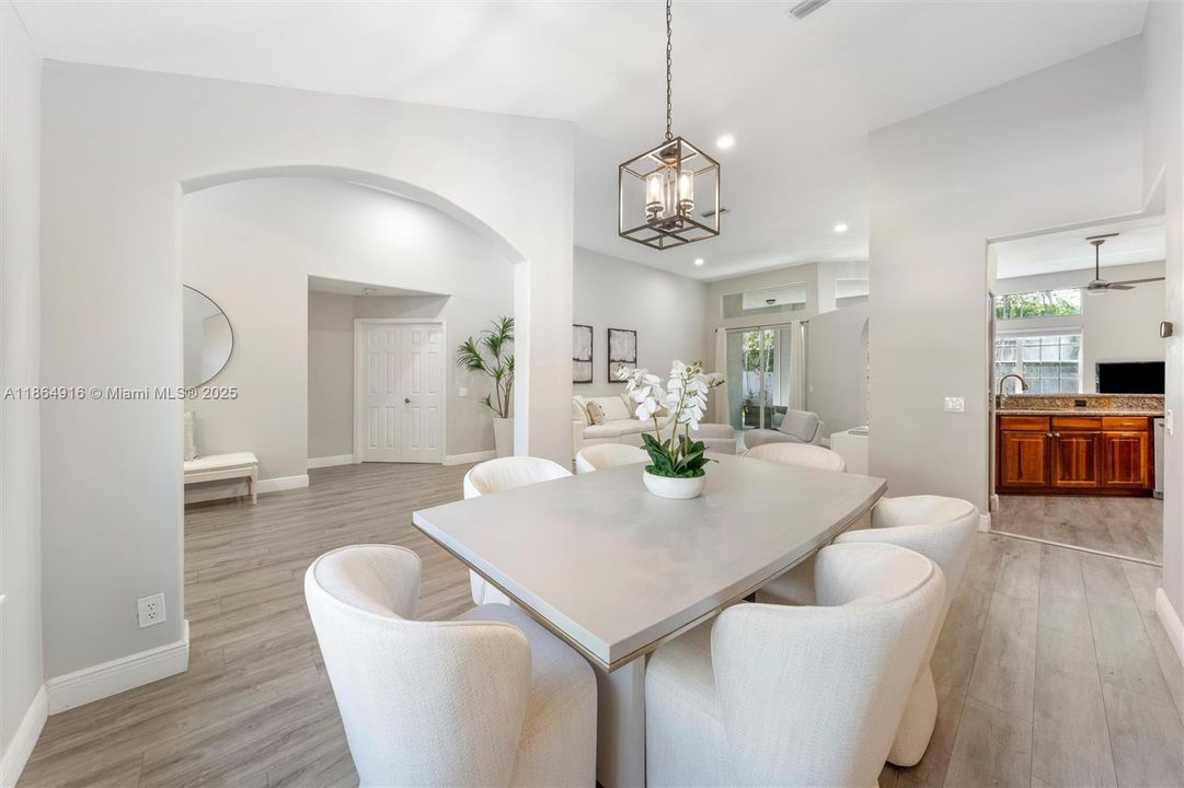 Под контрактом: $1,150,000 (5 спален, 3 ванн, 3027 Квадратных фут)