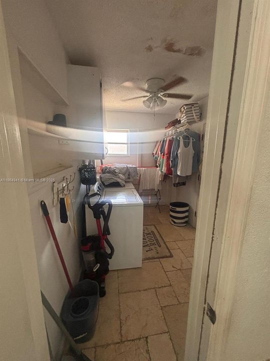 合同活跃: $1,900,000 (3 贝兹, 3 浴室, 2603 平方英尺)