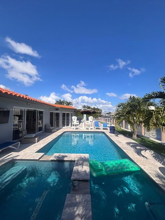 合同活跃: $1,900,000 (3 贝兹, 3 浴室, 2603 平方英尺)