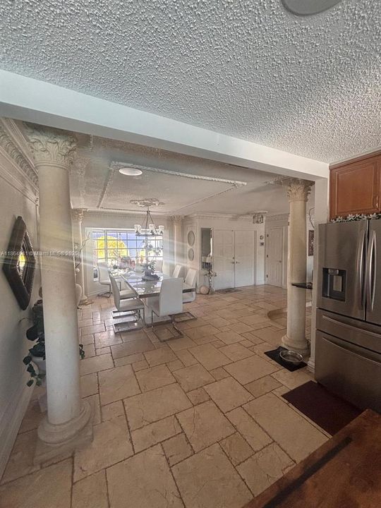 合同活跃: $1,900,000 (3 贝兹, 3 浴室, 2603 平方英尺)