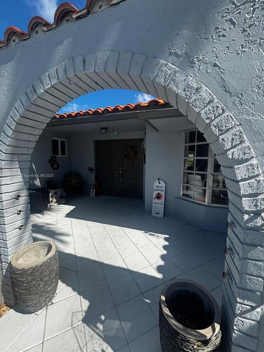 合同活跃: $1,900,000 (3 贝兹, 3 浴室, 2603 平方英尺)