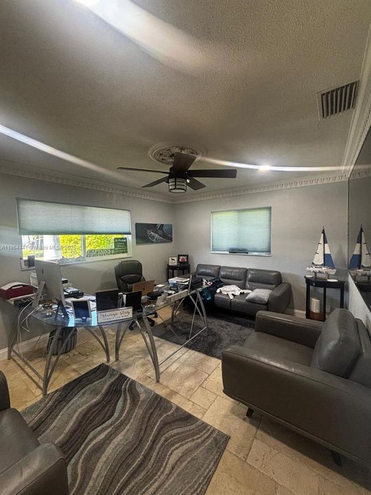 合同活跃: $1,900,000 (3 贝兹, 3 浴室, 2603 平方英尺)