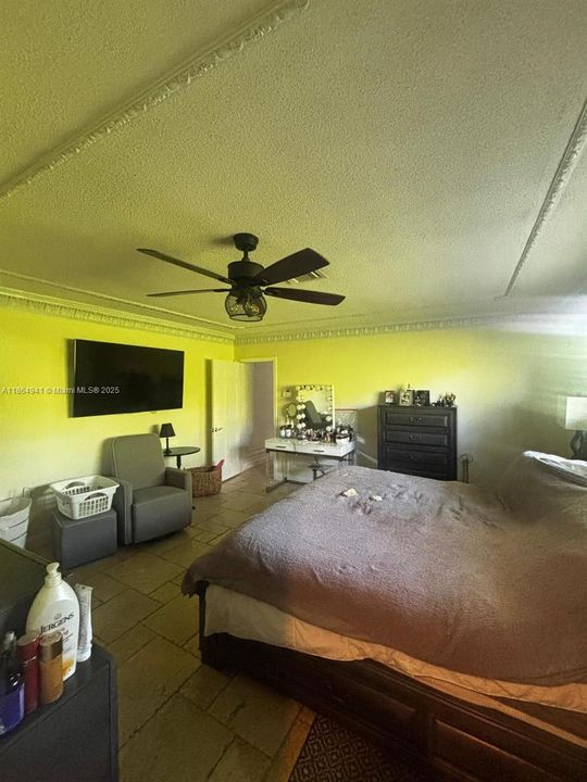 合同活跃: $1,900,000 (3 贝兹, 3 浴室, 2603 平方英尺)