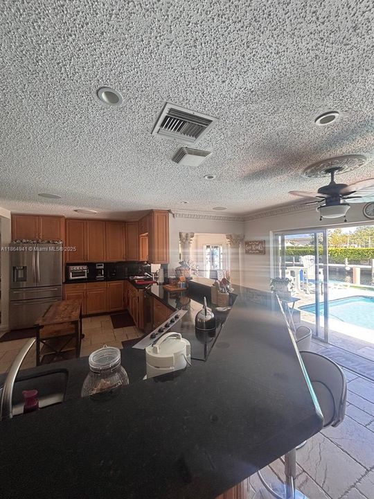 合同活跃: $1,900,000 (3 贝兹, 3 浴室, 2603 平方英尺)