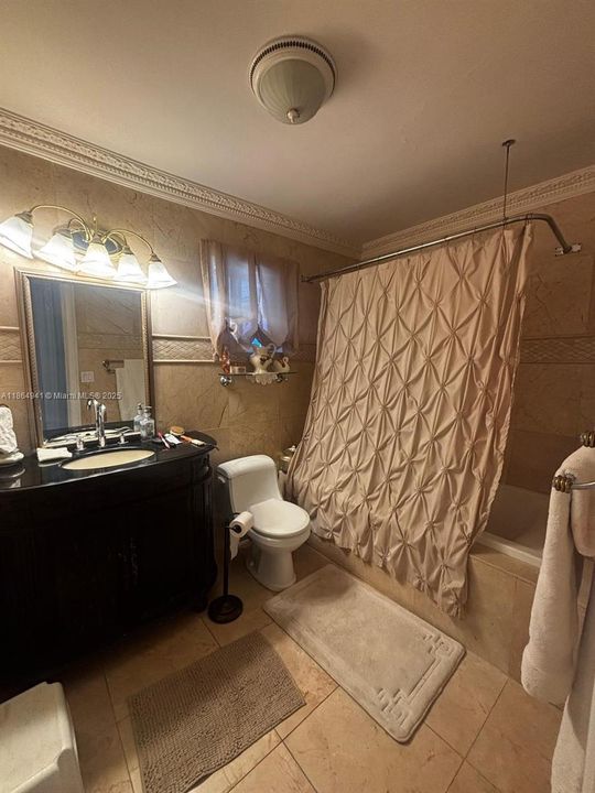 合同活跃: $1,900,000 (3 贝兹, 3 浴室, 2603 平方英尺)