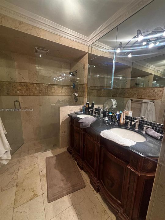 合同活跃: $1,900,000 (3 贝兹, 3 浴室, 2603 平方英尺)