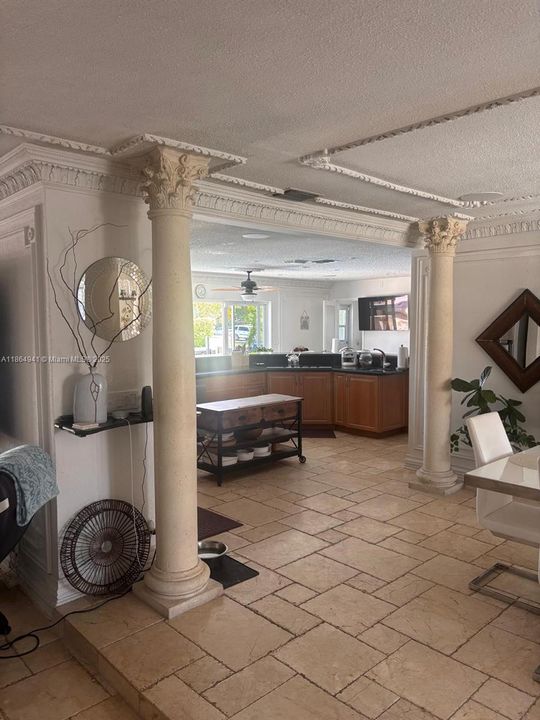 合同活跃: $1,900,000 (3 贝兹, 3 浴室, 2603 平方英尺)