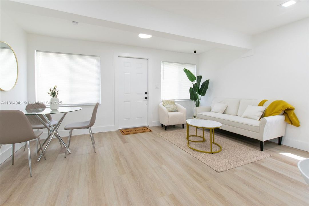 合同活跃: $345,000 (2 贝兹, 1 浴室, 833 平方英尺)