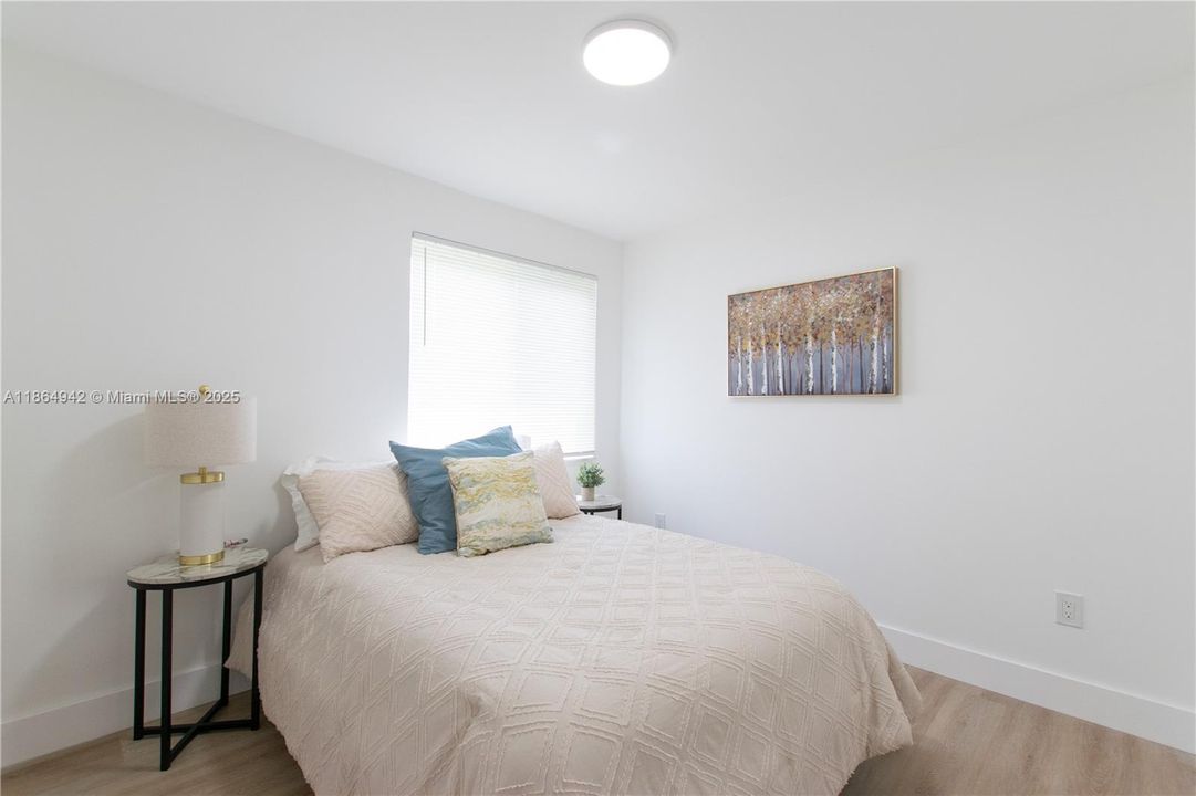 合同活跃: $345,000 (2 贝兹, 1 浴室, 833 平方英尺)