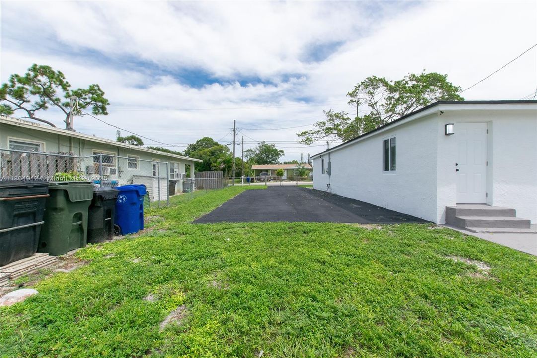 合同活跃: $345,000 (2 贝兹, 1 浴室, 833 平方英尺)