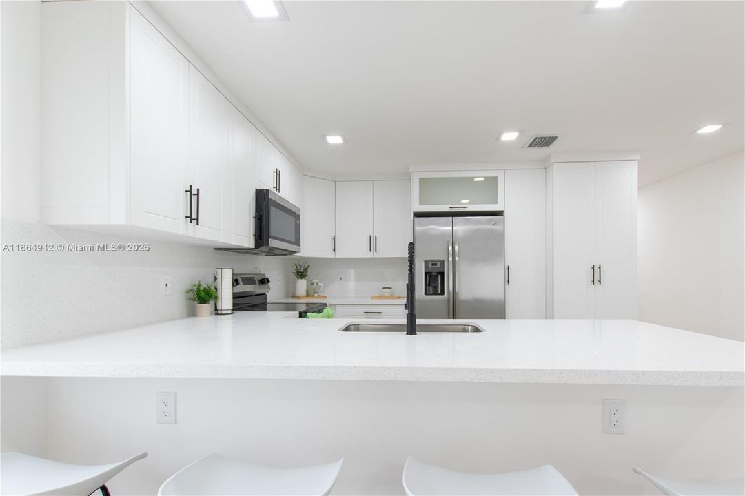 合同活跃: $345,000 (2 贝兹, 1 浴室, 833 平方英尺)