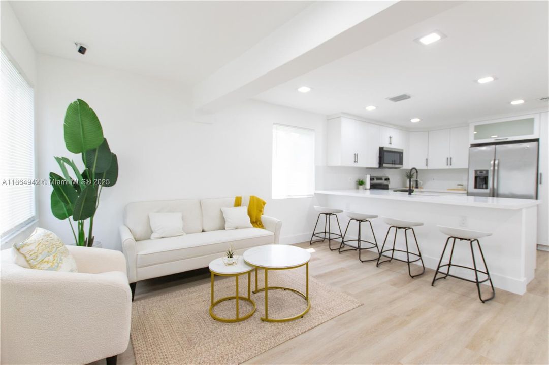 合同活跃: $345,000 (2 贝兹, 1 浴室, 833 平方英尺)