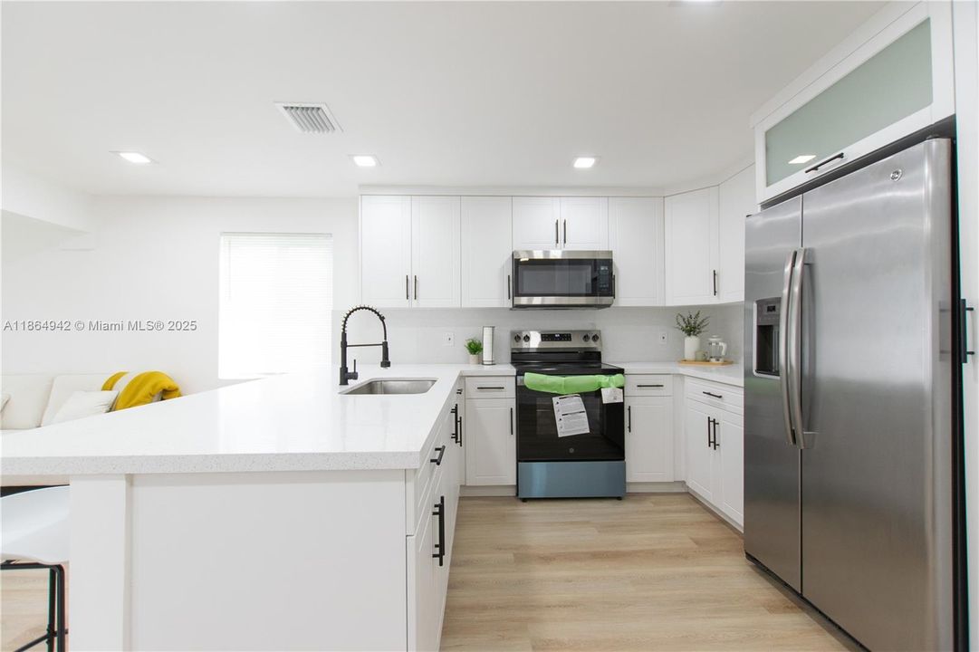 合同活跃: $345,000 (2 贝兹, 1 浴室, 833 平方英尺)