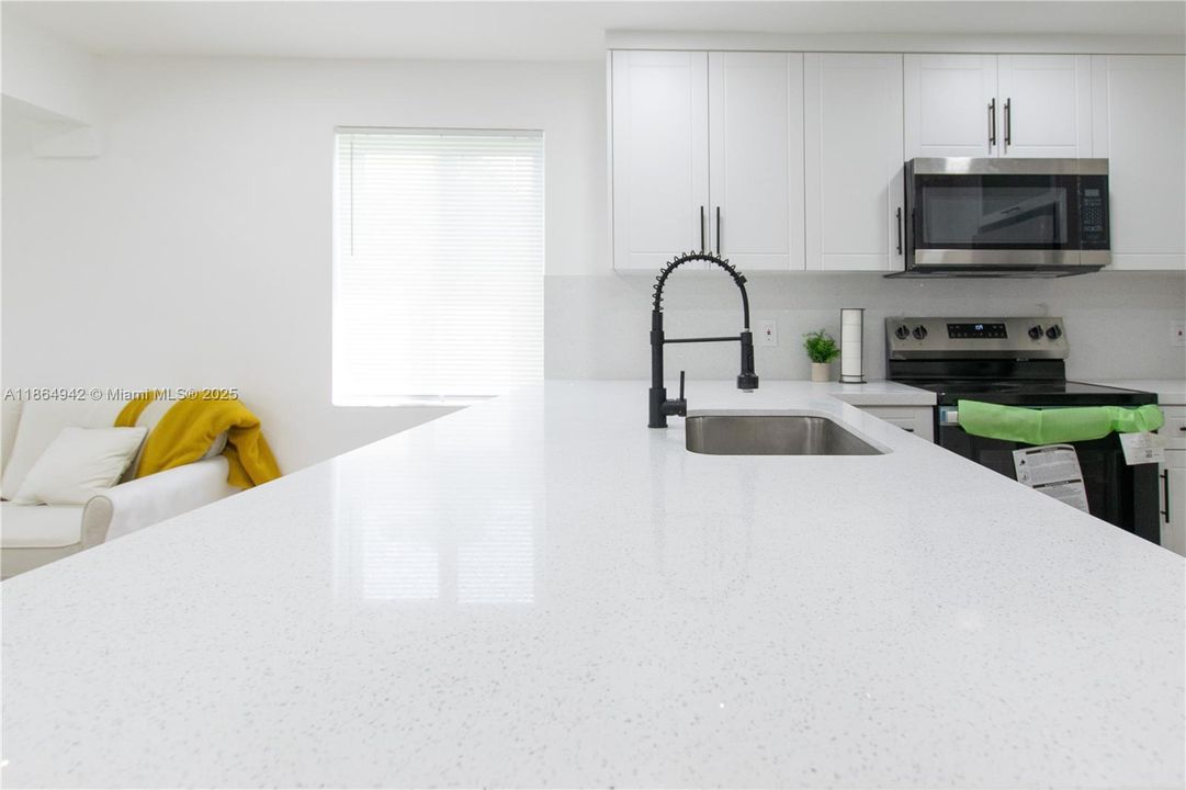 合同活跃: $345,000 (2 贝兹, 1 浴室, 833 平方英尺)