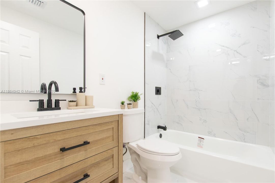 合同活跃: $345,000 (2 贝兹, 1 浴室, 833 平方英尺)