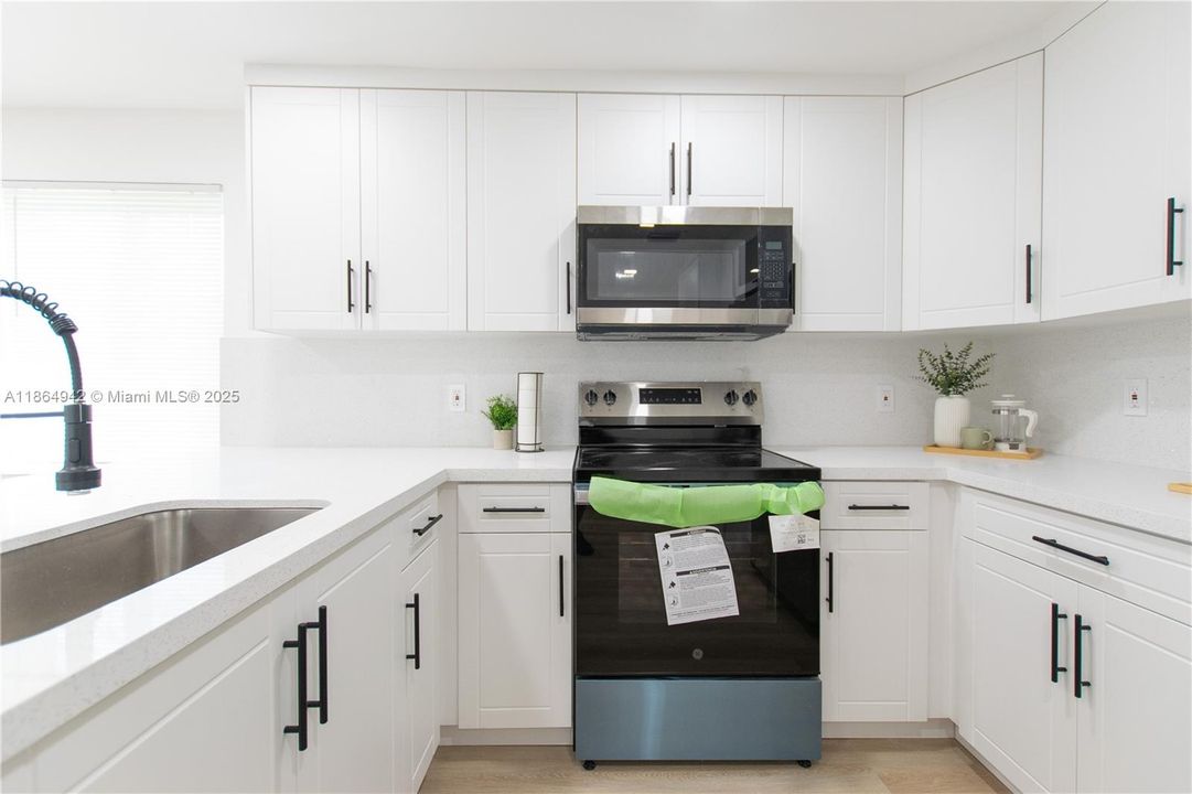 合同活跃: $345,000 (2 贝兹, 1 浴室, 833 平方英尺)