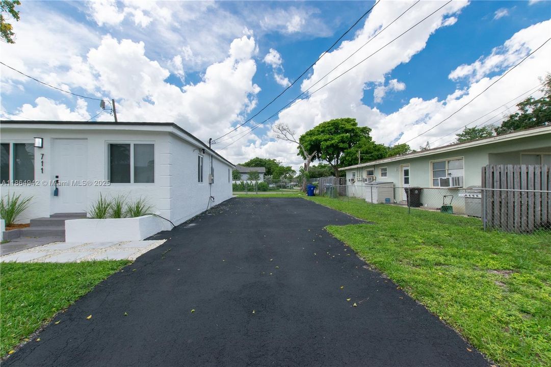 合同活跃: $345,000 (2 贝兹, 1 浴室, 833 平方英尺)