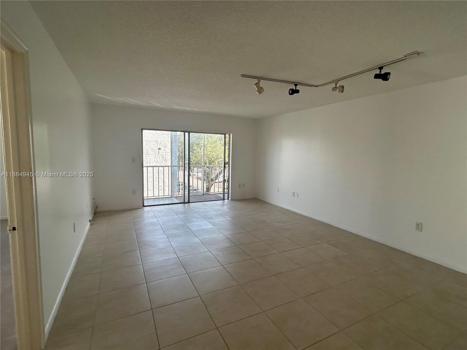 For Sale: $135,000 (1 beds, 2 baths, 960 Square Feet)