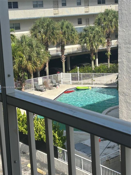 For Sale: $135,000 (1 beds, 2 baths, 960 Square Feet)