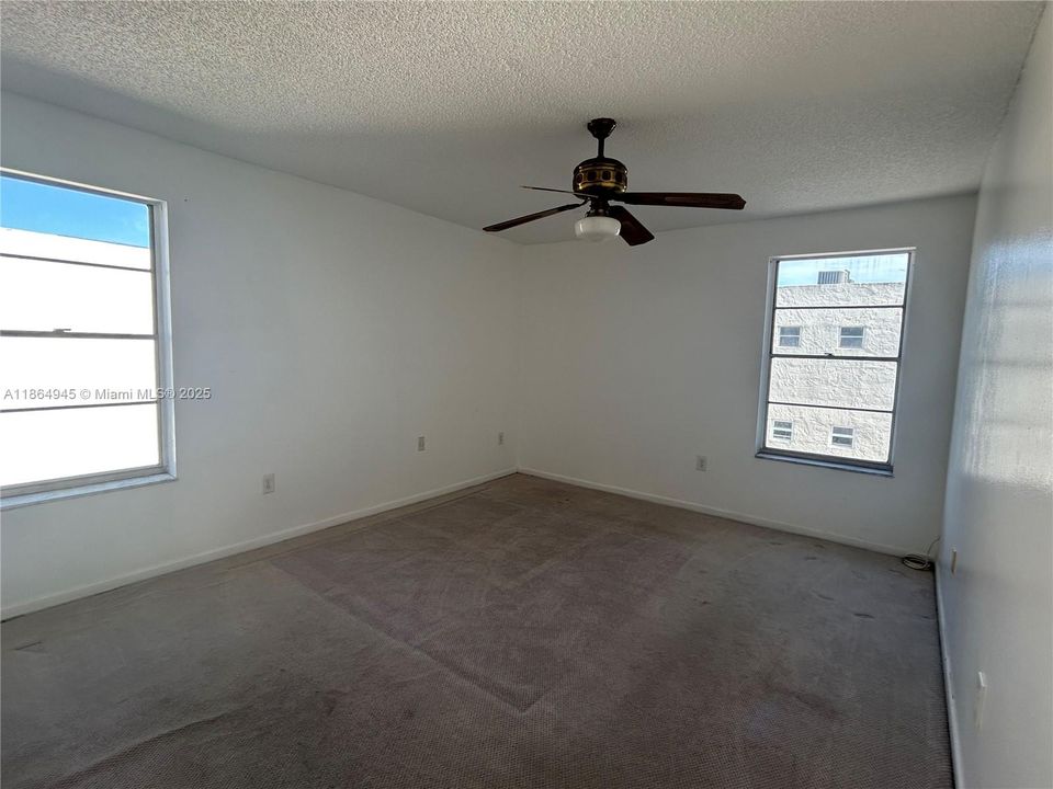For Sale: $135,000 (1 beds, 2 baths, 960 Square Feet)