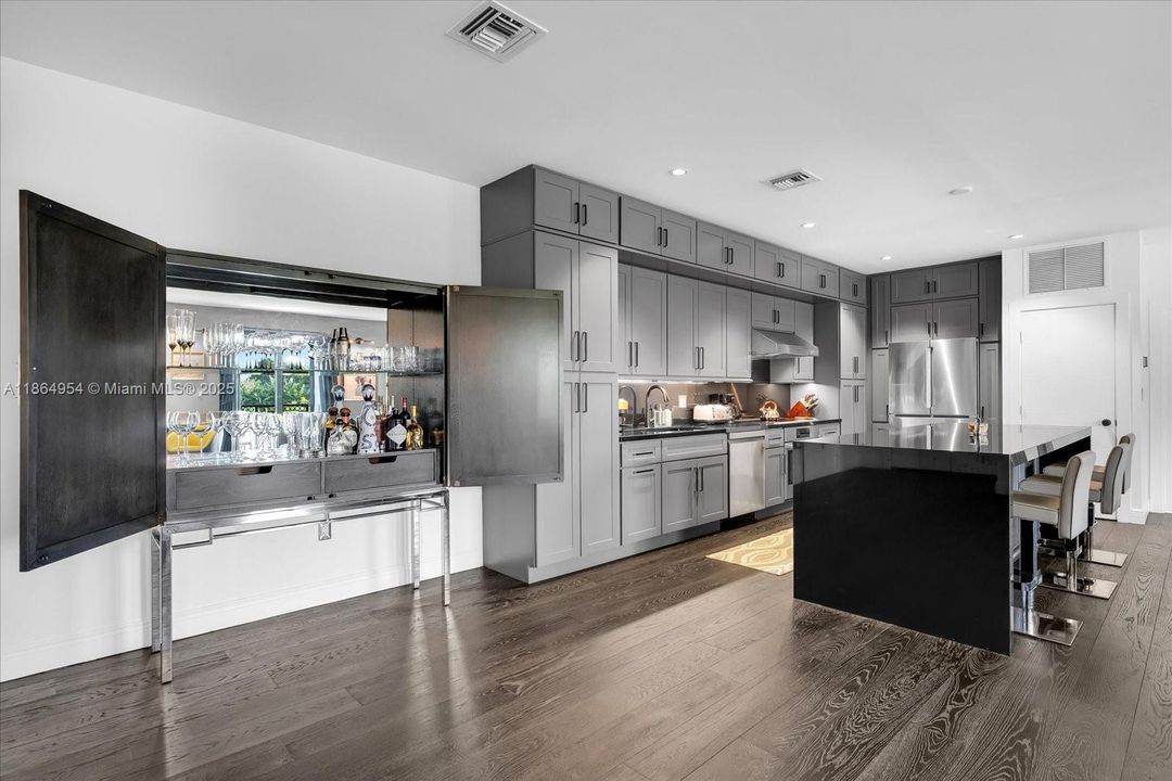 En Venta: $9,000,000 (8 camas, 5 baños, 6380 Pies cuadrados)