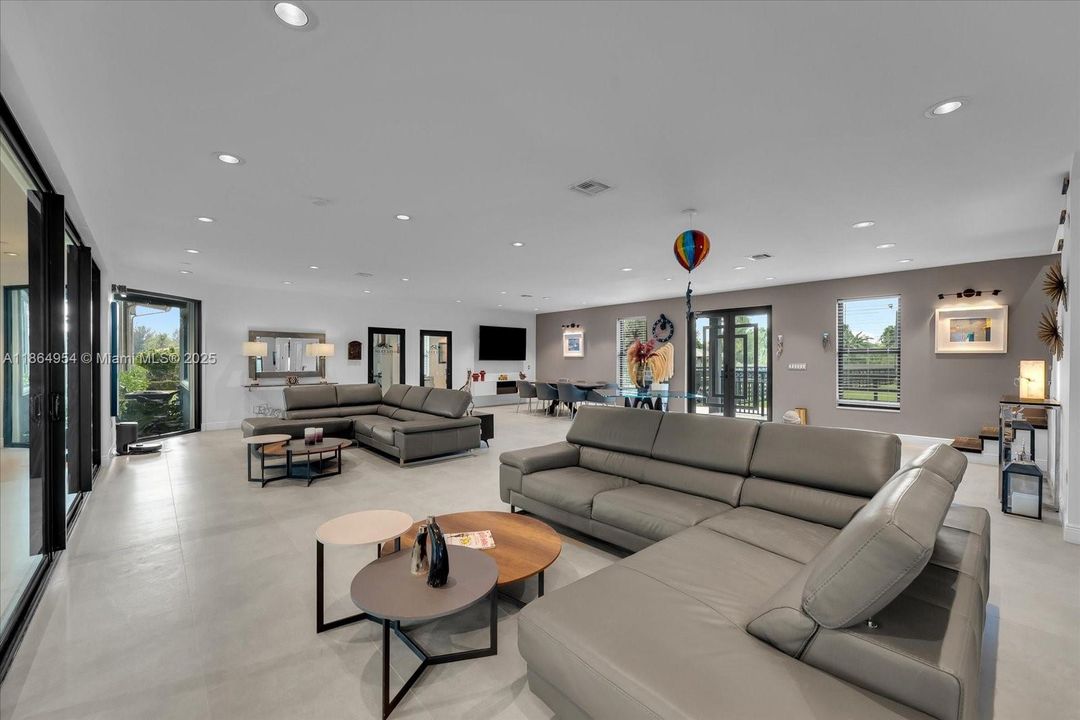 En Venta: $9,000,000 (8 camas, 5 baños, 6380 Pies cuadrados)